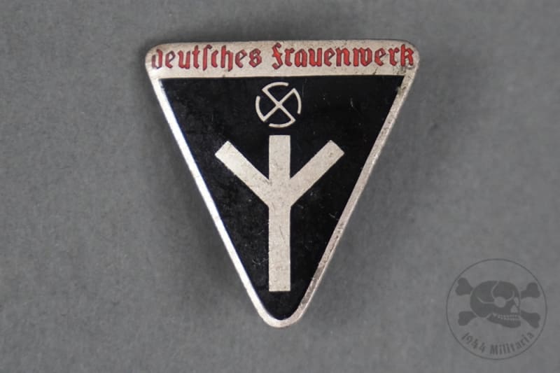 Original German WWII Deutsches Frauenwerk Member Badge