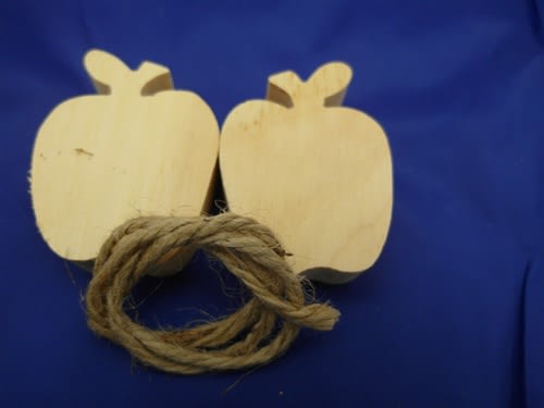APPLE-ST APPLES STRUNG 1-3/4" WIDTH X 2-1/2" HEIGHT 3/4" THICK JUTE STRING INCLUDED PINE