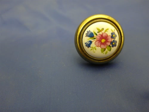 HABK-WF KNOBS  ANTIQUE BRASS WHITE WITH FLOWER