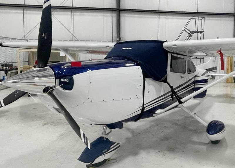 Form-fitting propeller cover on Cessna 206 Stationair shielding blades and spinner from environmental damage.
