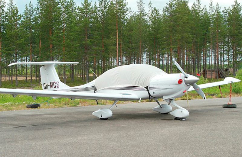Diamond DA-40 covered with Sunbrella and insulated covers protecting canopy, engine, propeller, wings, and empennage from sun, frost, and snow.