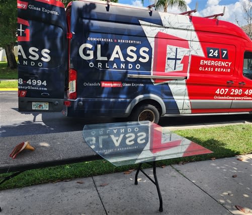 glass-orlando-team-repairing-window