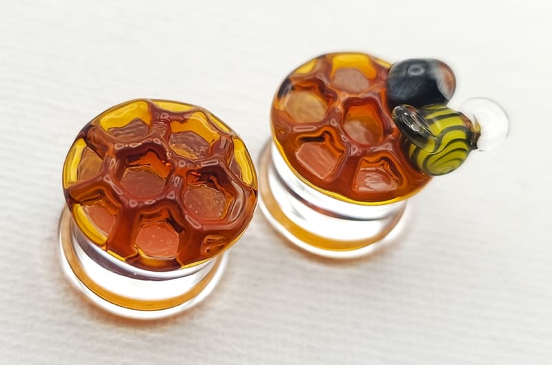13mm - Honeycomb Texture One Bee - Double Flare