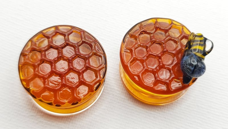 24mm - Honeycomb Texture One Bee - Double Flare