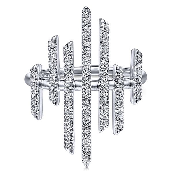 This fantastic diamond ring shimmers with 0.39 carats of round brilliant diamonds.