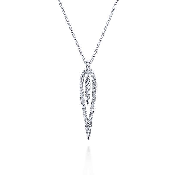 14k white gold and diamonds mix together in this diamond fashion necklace.