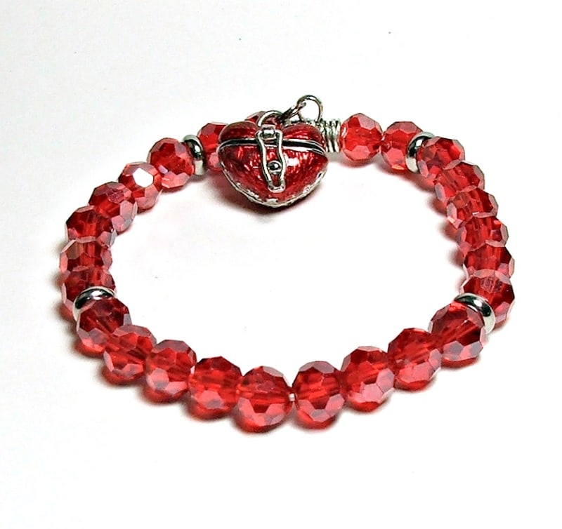 CB-08 STONE 8mm ROUND CRYSTAL BEAD BRACELET IN RED HEART LOCKET DESIGN  DESIGN-7 1/2"