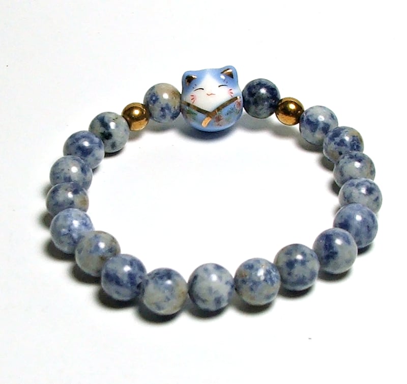 SB-100-STONE 8mm ROUND BEAD BRACELET IN BLUE CAT DESIGN-7 1/2"