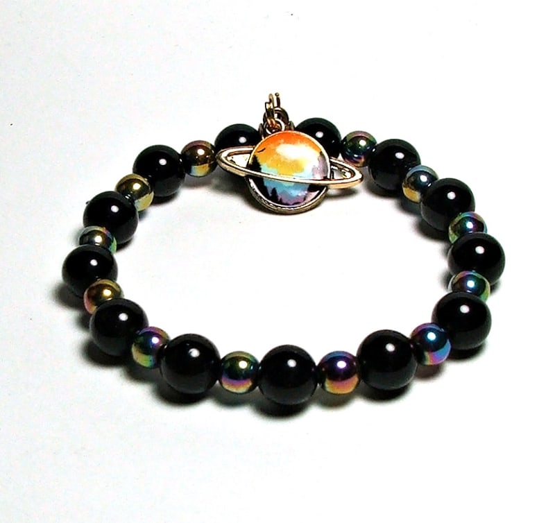SB-112-STONE 8mm ROUND BEAD BRACELET IN BLUE AND ORANGE SATURN DESIGN-7 1/2"