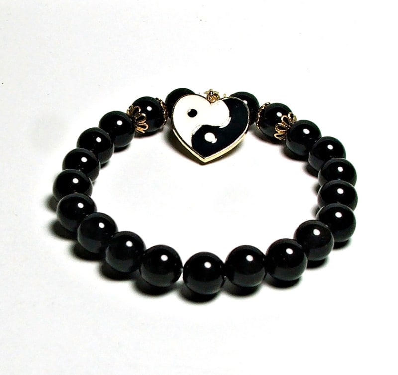 SB-113-STONE 8mm ROUND BEAD BRACELET IN BLACK &  WHITE  YIN  YANG DESIGN-7 1/2"