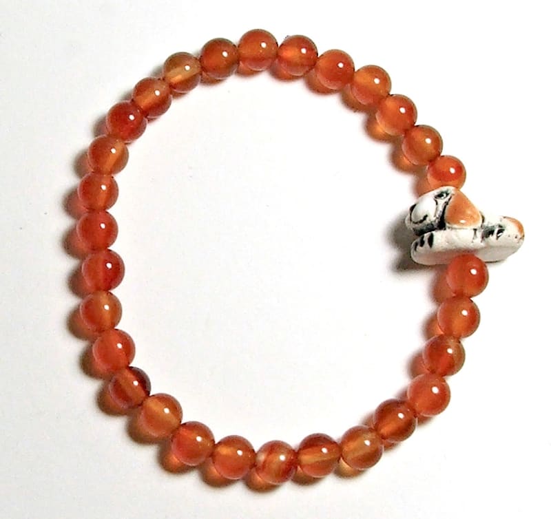 SB6-024-6mm STONE ROUND BEAD BRACELET IN DOG DESIGN -7 1/2"
