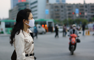 woman wearing air pollution mask