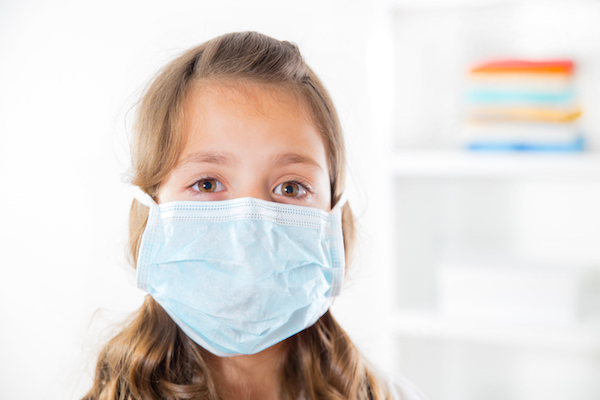 girl with mask to avoid pollution