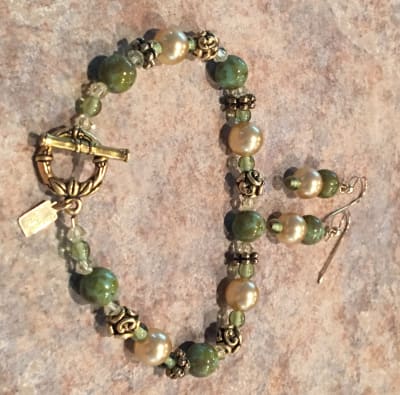 Classy on the Go // Green and Gold  // Bracelet and Earring Set // Women's Jewelry // Swarovski Crystals // Antique Gold  Gifts for Mom or Wife