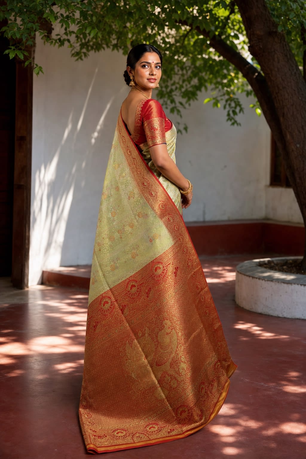 Handloom Green Silk Saree thumbnail 2