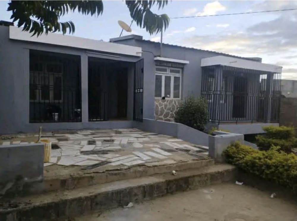 🏘Arrenda-se esta casa Tp-3 localizada na cidade de chimoio no bairro-Tambara 2, foto 1