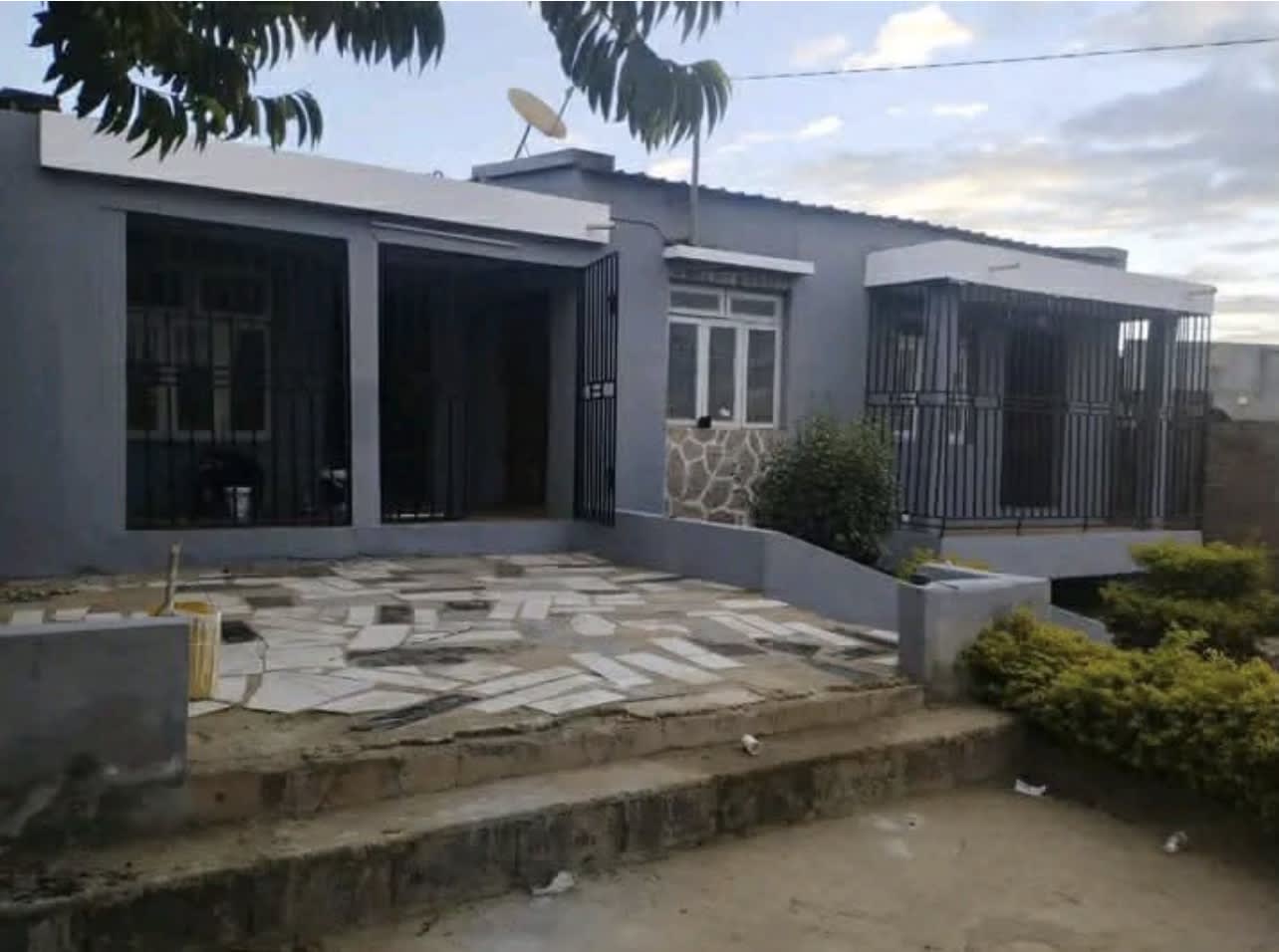 🏘Arrenda-se esta casa Tp-3 localizada na cidade de chimoio no bairro-Tambara 2, foto 1