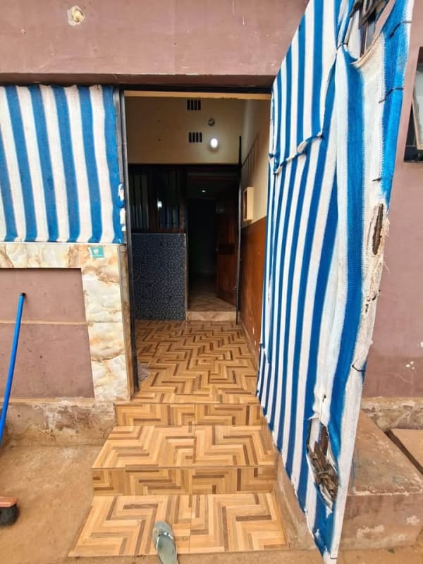 Aluga-se esta casa tipo 2 no bairro 16 de Junho próximo do Zagarto 