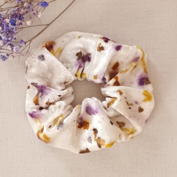Scrunchie Botánico de Terciopelo de Seda Natural - Pétalos - Imagen 2