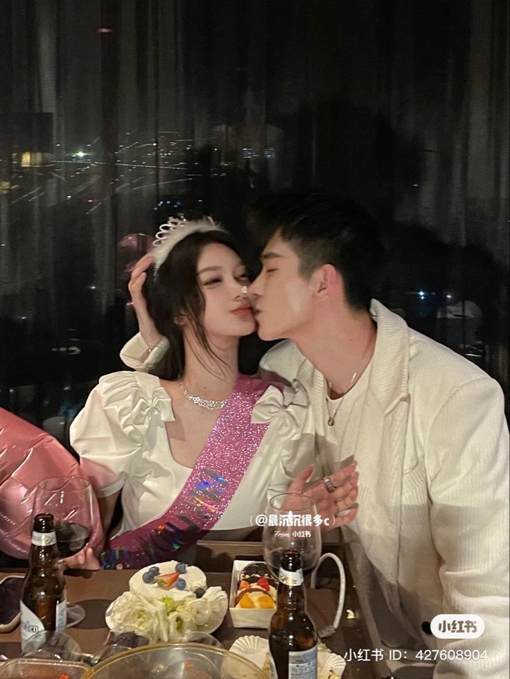 KHOẢNG CÁCH 8 TUỔI