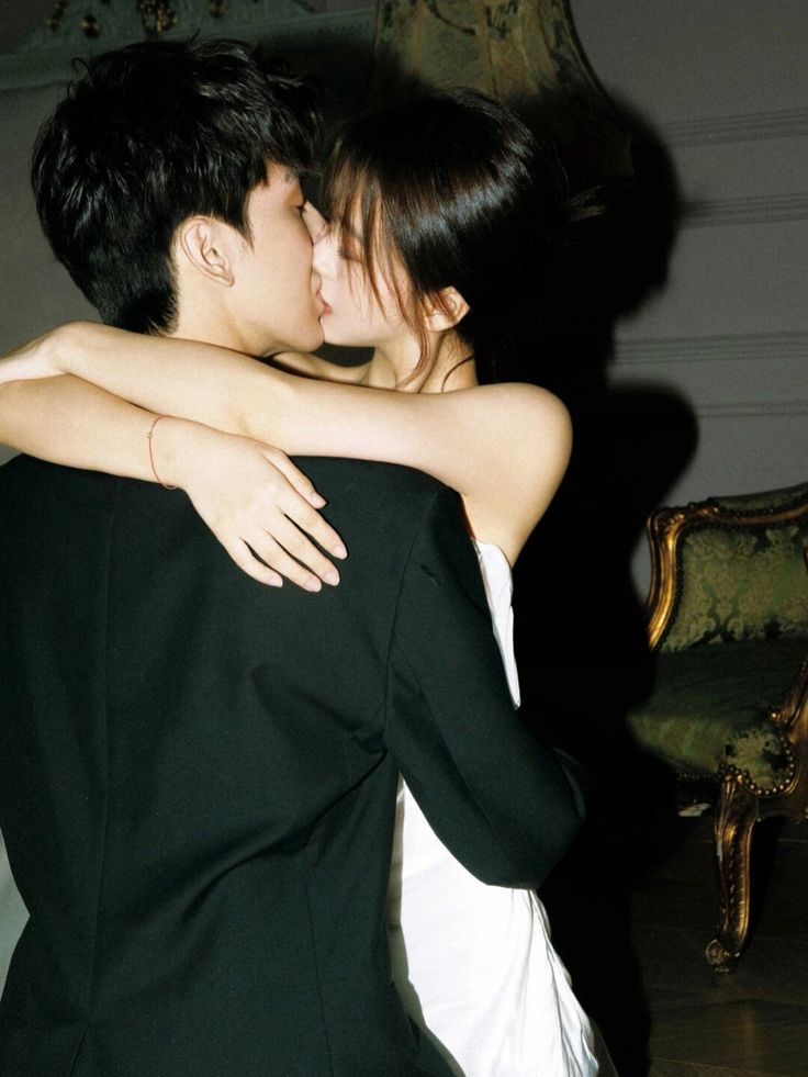 YÊU ANH TỪ LẦN GẶP ĐẦU TIÊN