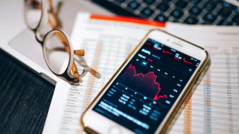 S&P 500 (SPX) Hits 10% Gain Amid High Valuation Concerns