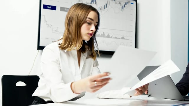 VGIT vs IEI: Expense Ratios and Returns Compared in 2026
