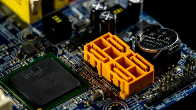 Apple (AAPL) Explores Partnerships with Intel and Samsung for Chips