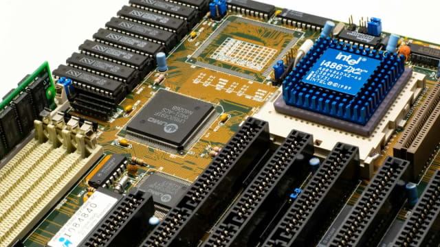 Apple (AAPL) Explores Intel, Samsung for US Chip Production
