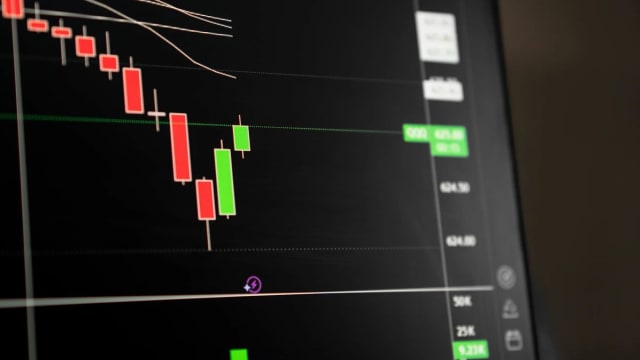 Pfizer (PFE) Analysts Show Caution Amid 50% Stock Decline