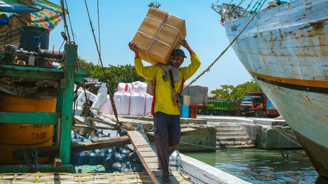 DP World Dock Workers Demand 28-Hour Week Amid AI Talks