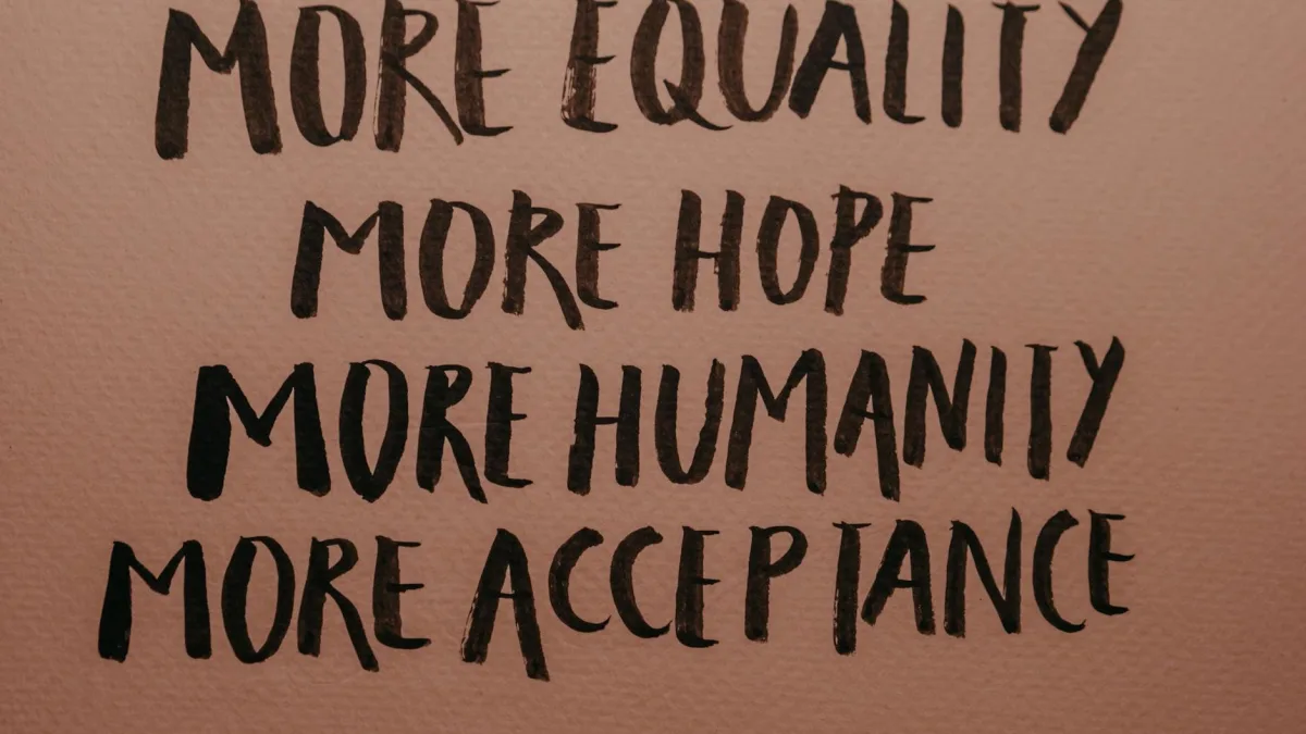 After bankruptcy, Hooters closes more restaurants