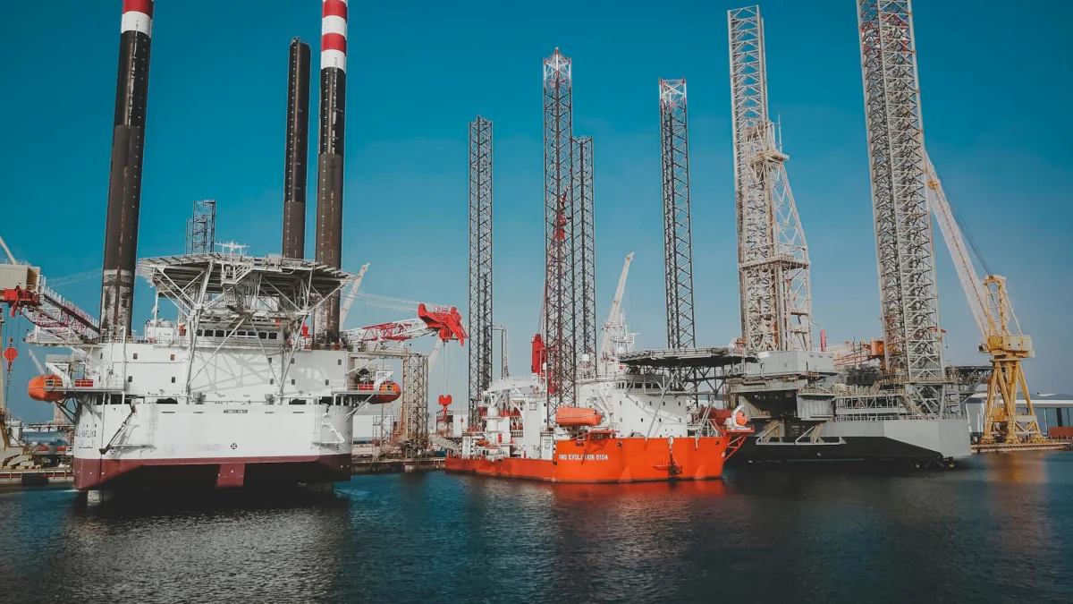 Gulf Energy Exports Face Halt as Qatar Warns Oil Could Hit $150