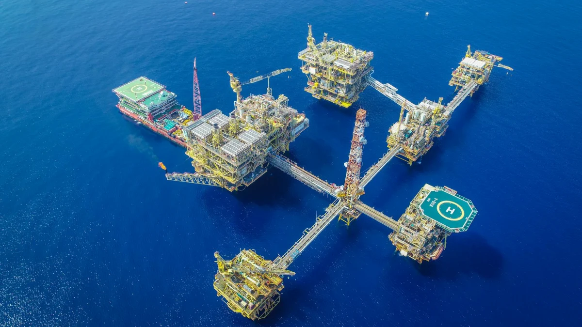 Brent Crude Oil Surpasses $100 Amid Heightened Supply Concerns