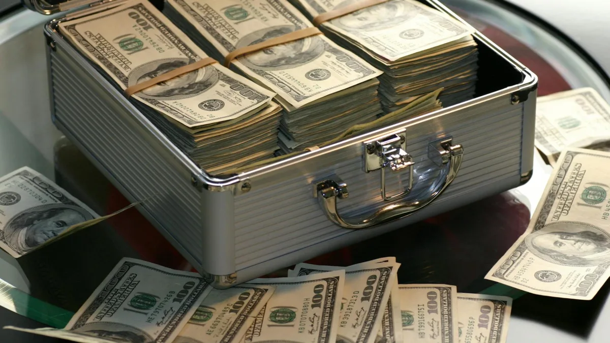 Fund Managers Boost Cash Reserves Amid Rising Geopolitical Tensions