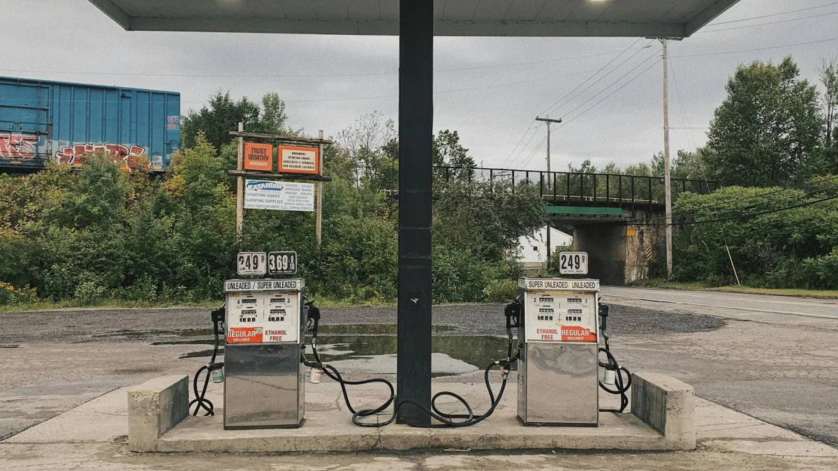 Oil Prices Decline Amid Increased U.S. Crude Inventories and UAE Tensions