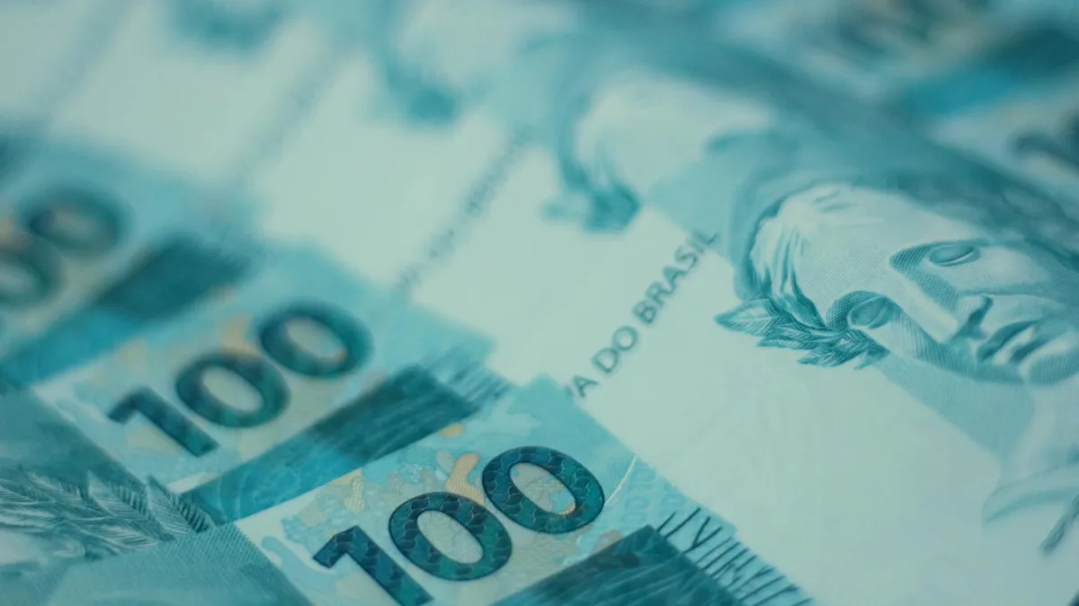 Stock Market Declines as Dow Loses 100 Points Amid Easing Oil Prices