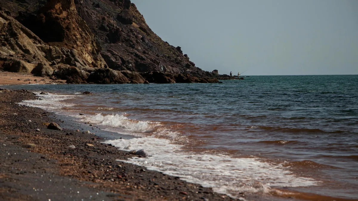 Oil Prices Increase Amid US-Iran Tensions and Strait of Hormuz Threats