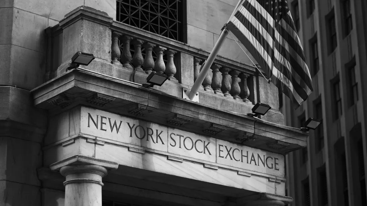 US Bank Stocks Gain Following Trump's Decision to Pause Iran Military Strikes