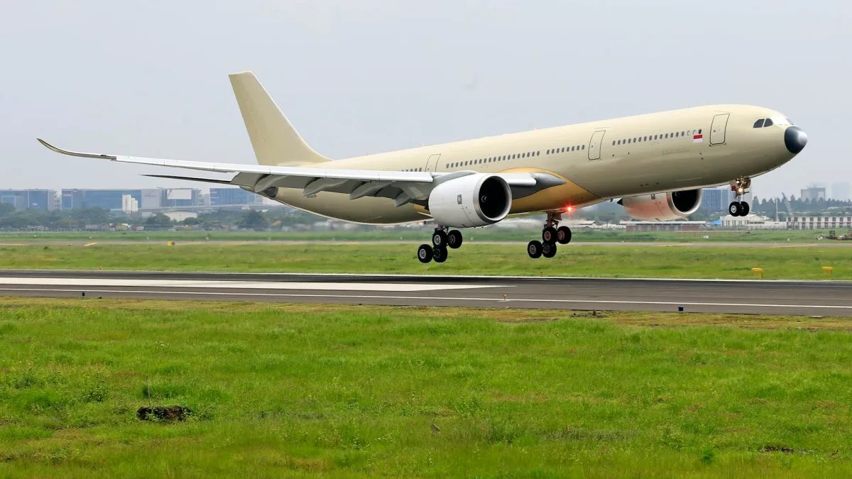 Two Pilots Killed in New York Runway Collision; ICE Deployed to Airports