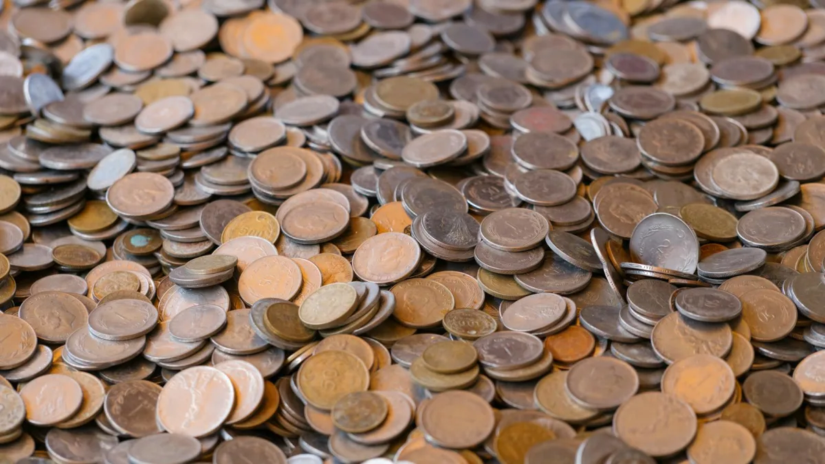 UK Inflation Rate Stays at 3% in February Driven by Clothing Prices