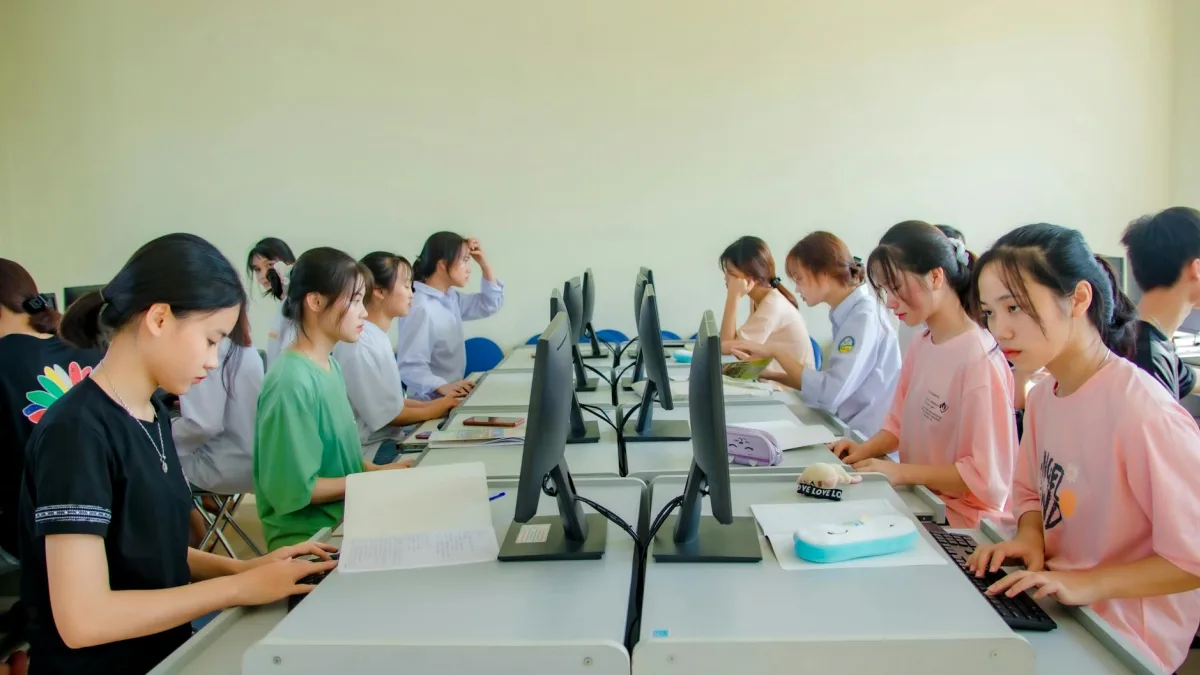 U.S. Recession Odds Rise to 48.6% According to Moody's as Oil Prices Surge