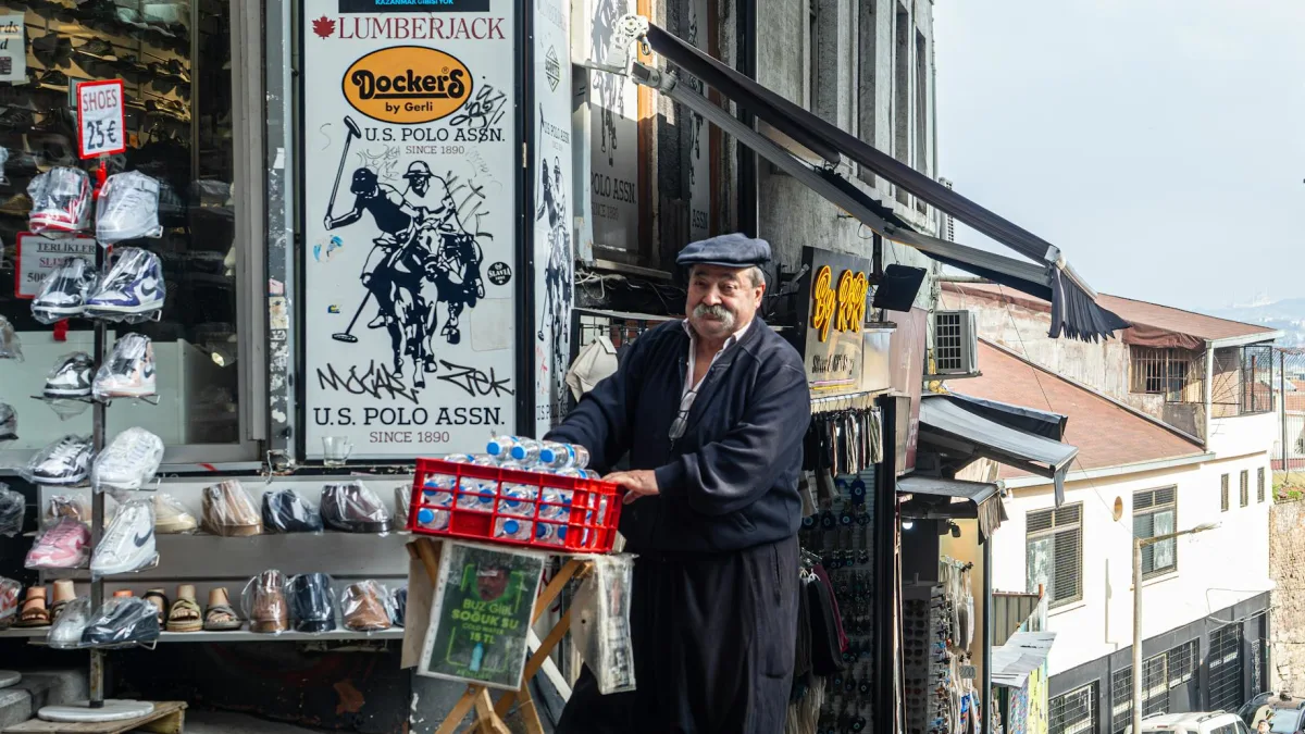 UK Consumer Confidence Falls Amid Iran War Concerns and Retail Sales Drop