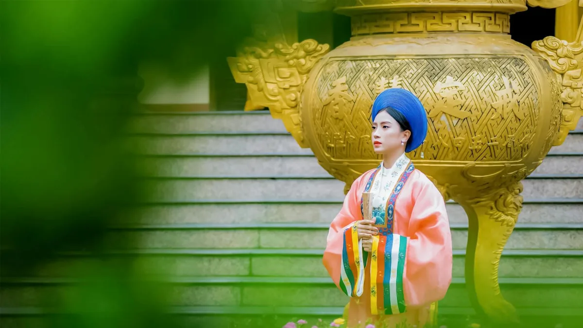 Dow Jones Falls 300 Points, Briefly Enters Correction Territory