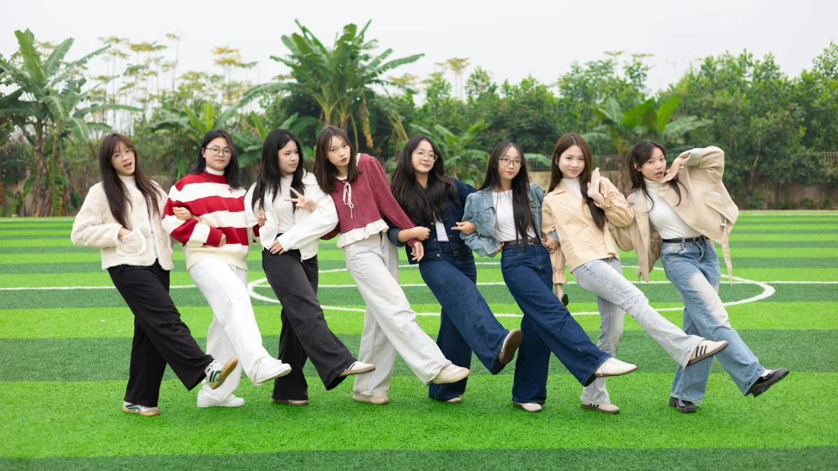 Nasdaq Declines Amid U.S.-Iran War Developments; Sandisk Exhibits Support