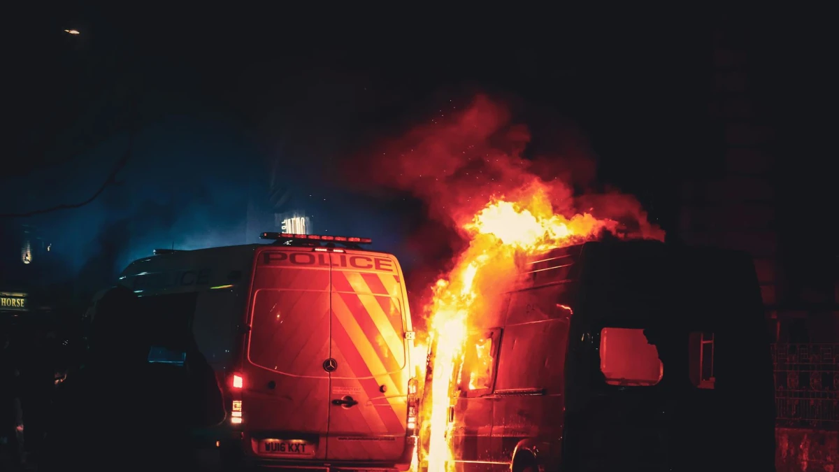 Israeli Airstrikes Target Police Checkpoints in Khan Younis Amid Ongoing Violence