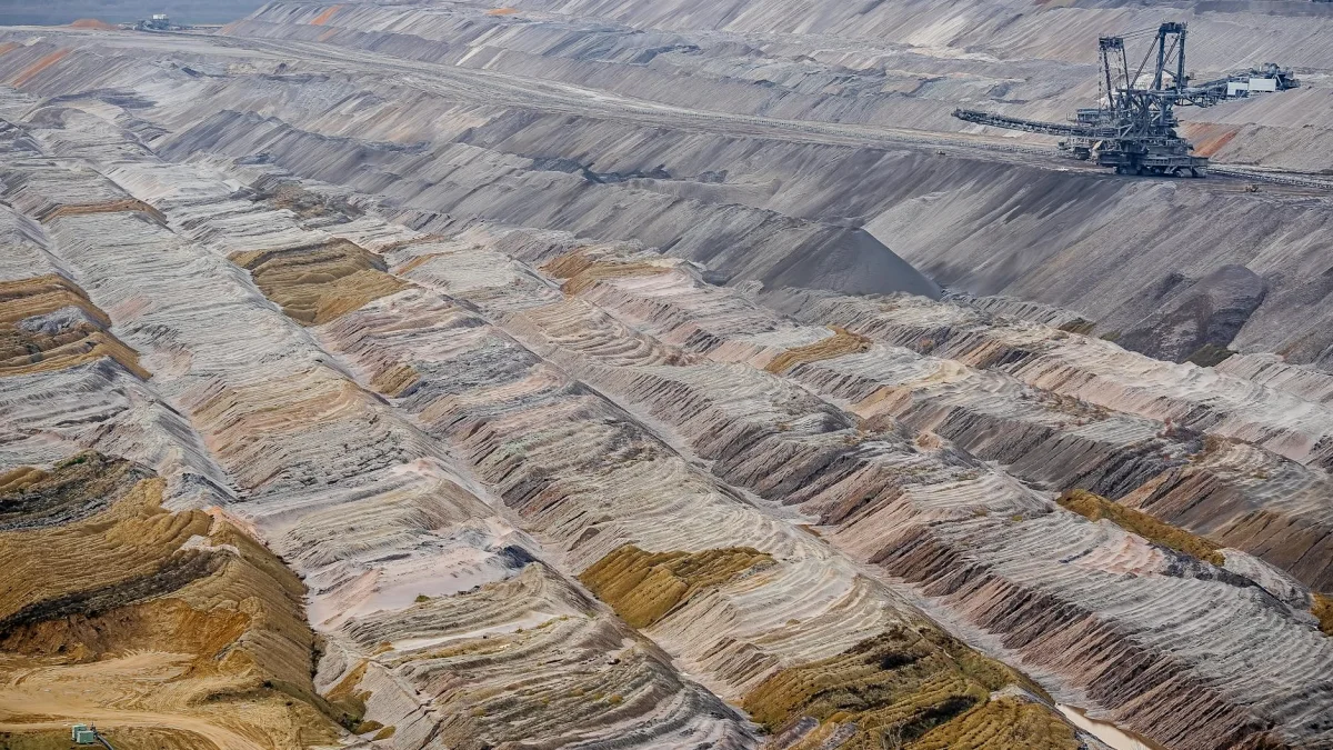 Egypt's private sector falls to two-year low amid Cairo maneuvers