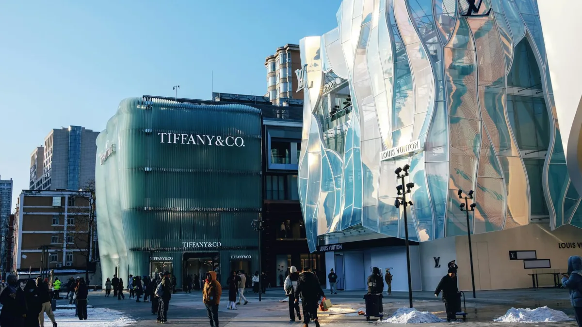 United Airlines (UAL) pursues luxury strategy amid high fares