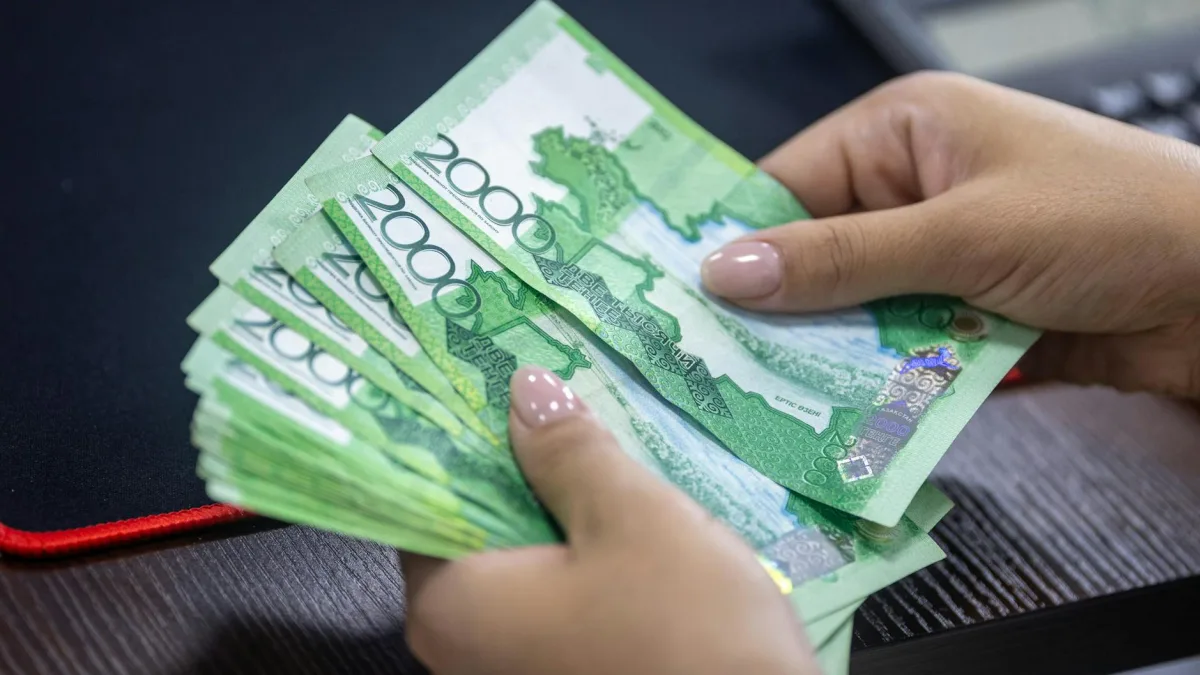 New Zealand holds rates, warns of inflation and growth risks