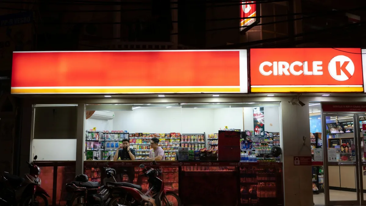 Fast Retailing (9983) Raises Profit Outlook After Quarterly Beat